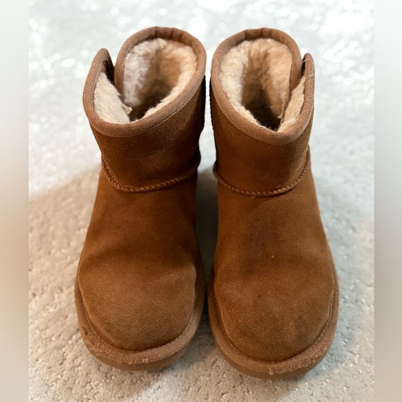 UGG Tan Suede Boots with Shearling snap closure Girls size 2 - Picture 1 of 4